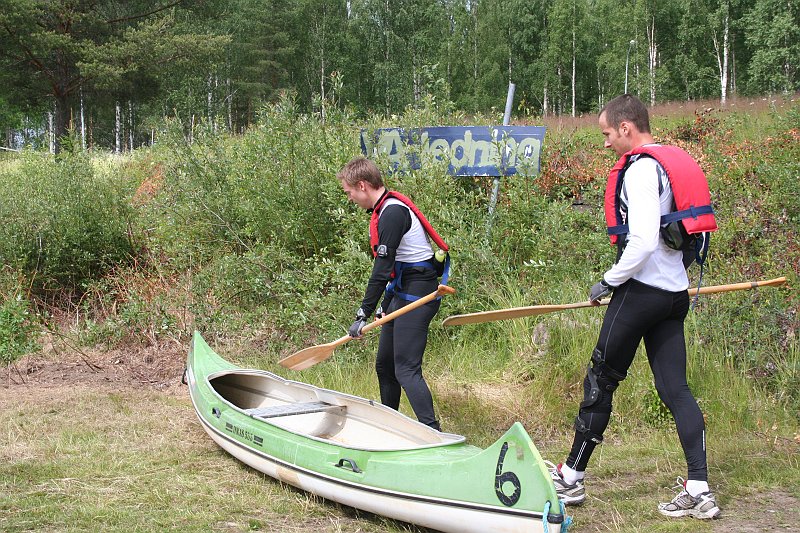 VMR 09 (41).jpg - Anton och Greger tar en kanot som blivit över